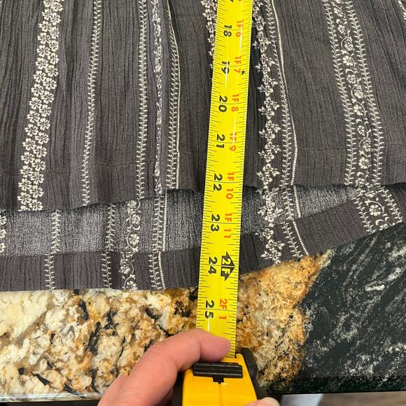 Savanna Jane Gray Embroidered Floral Boho Short Sleeve Top/Blouse - SIZE SMALL - Picture 6 of 7